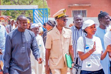 Au bord des bolongs, à l’entrée de Falia, une importante délégation composée des autorités administratives, des élus territoriaux, des responsables communautaires, des partenaires techniques ainsi que de la délégation de ActionAid Sénégal a été accueillie par des groupes musicaux et artistiques locaux dans une ambiance festive et chaleureuse. Femmes, jeunes, leaders communautaires et artistes du Saloum se sont mobilisés pour faire de cette journée un moment fort de reconnaissance du mérite scolaire.  